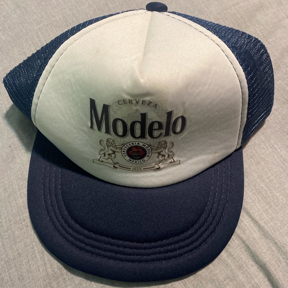 Modelo Trucker SnapBack hat